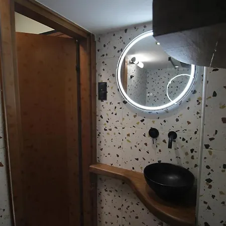 Apartment With Free Parking *