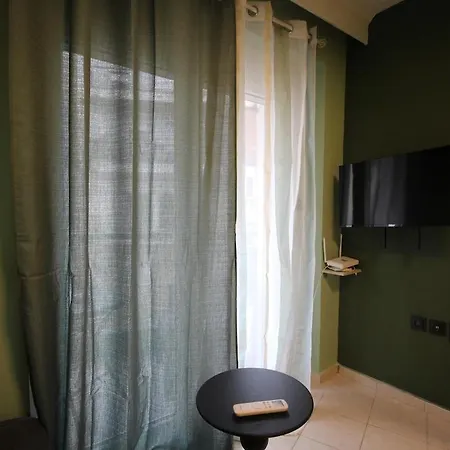 Apartment With Free Parking